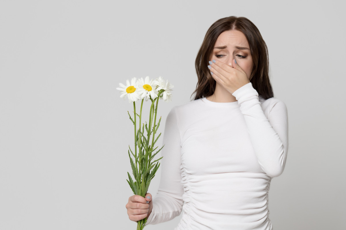 alergijske-reakcije-zena-s-cvijecem