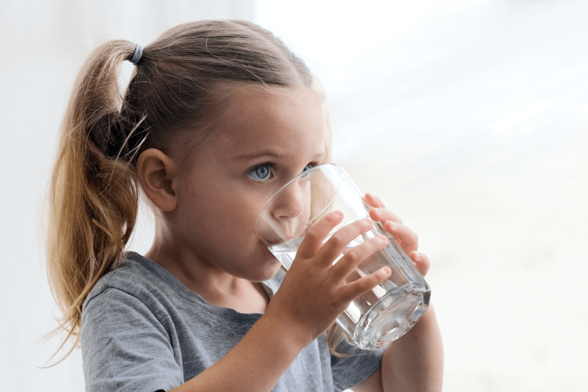 dijete-pije-vodu